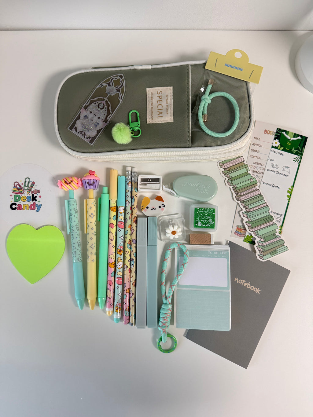 Fresh Start Kit Green Edition - etui en stationery flatlay