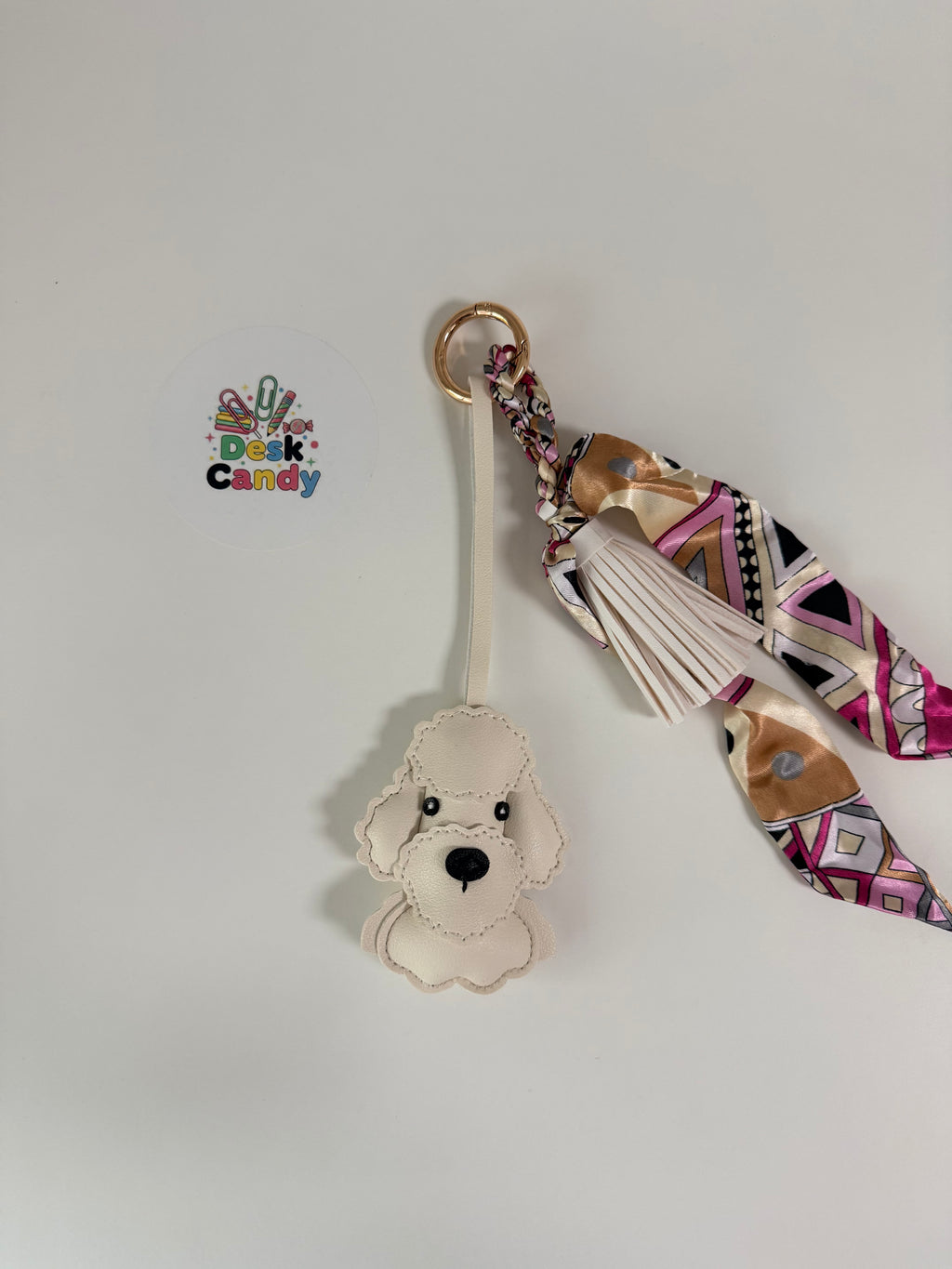 Ivory Puppy Charm - crème hond sleutelhanger met sjaal