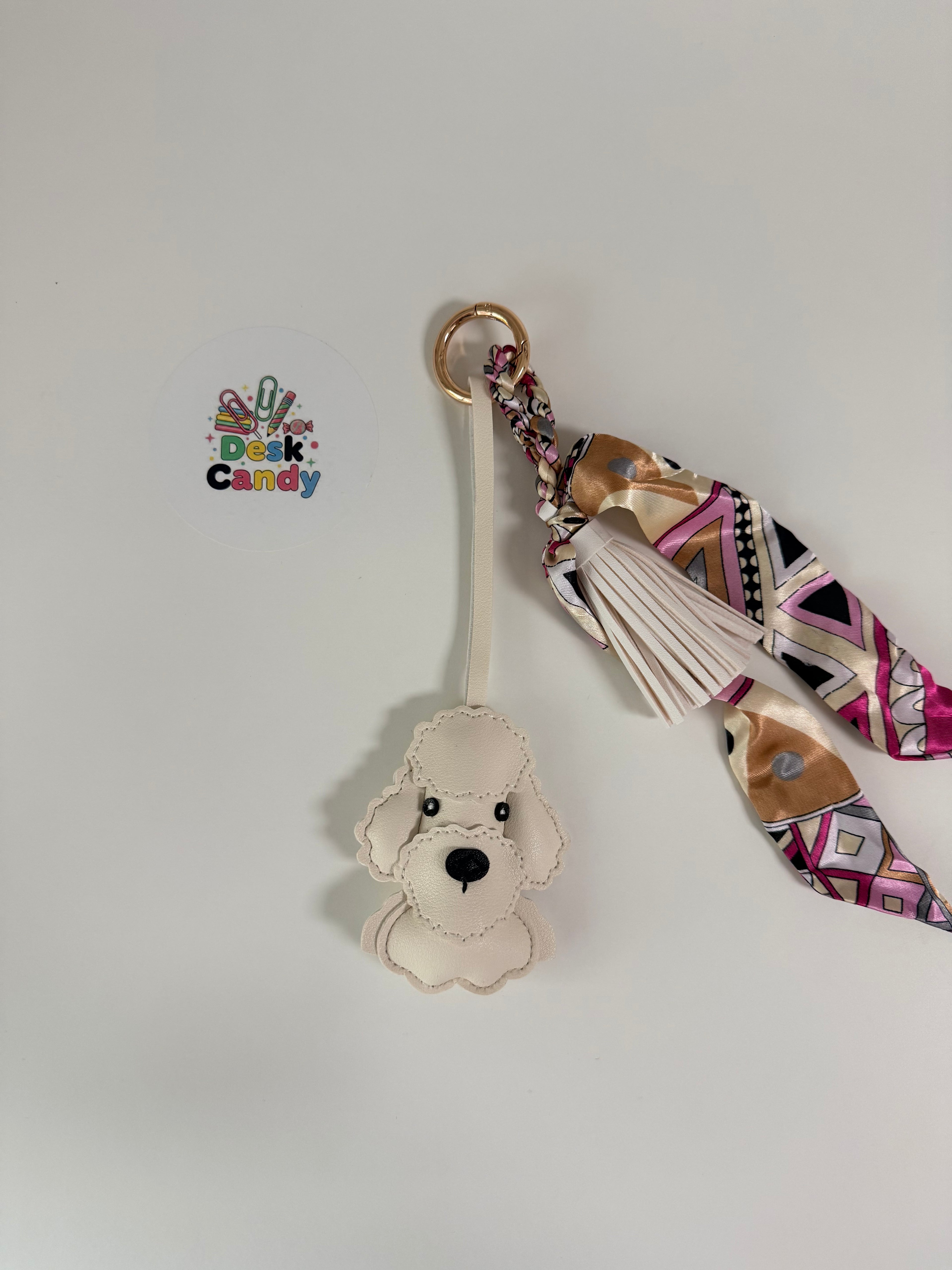 Ivory Puppy Charm - crème hond sleutelhanger met sjaal