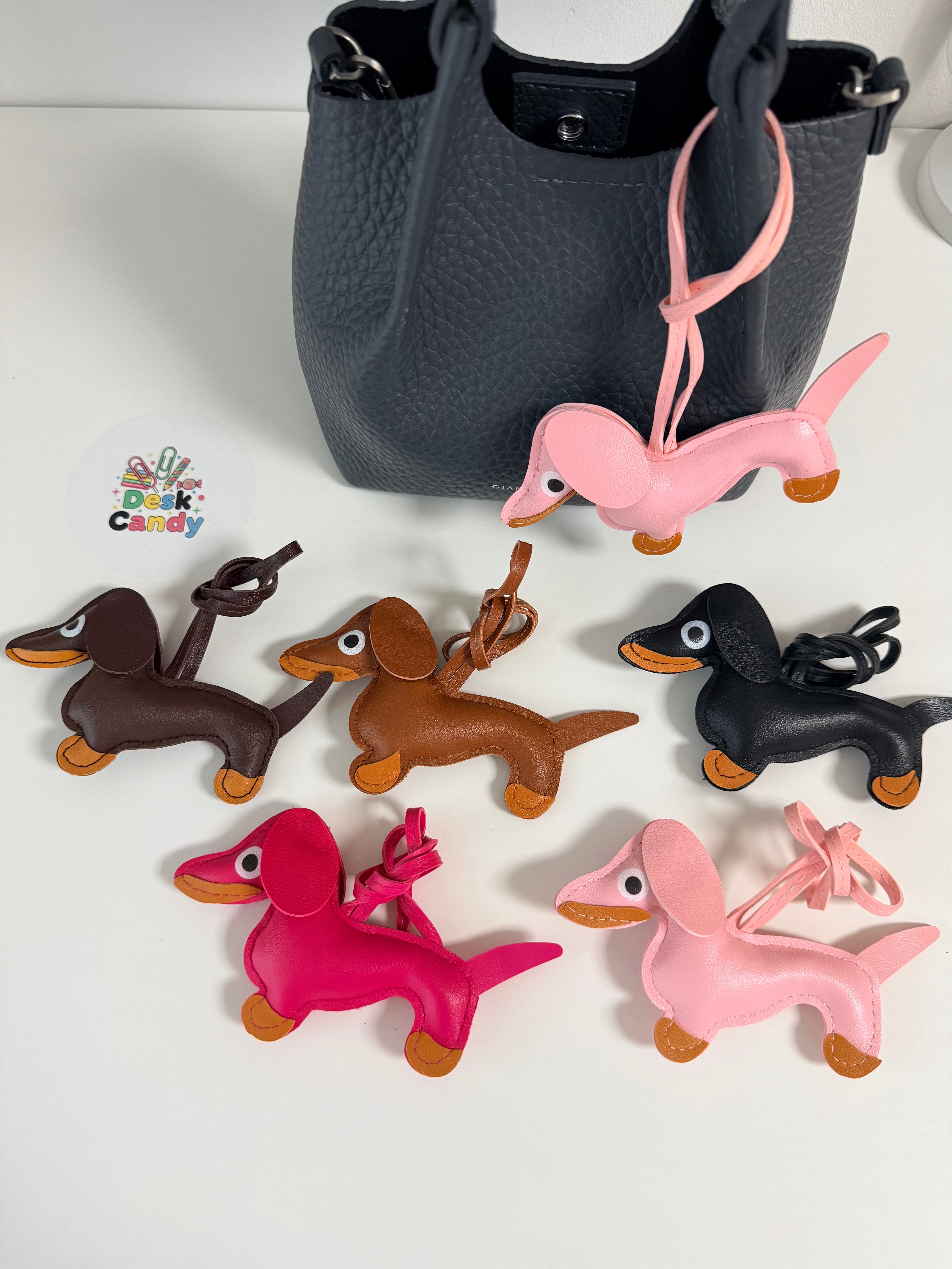 Doxie Bag Charm in vijf kleuren – Mocha Brown, Caramel Brown, Midnight Black, Candy Pink en Blush Pink