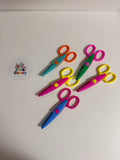 Creatieve kinderscharen in vrolijke kleuren op witte achtergrond