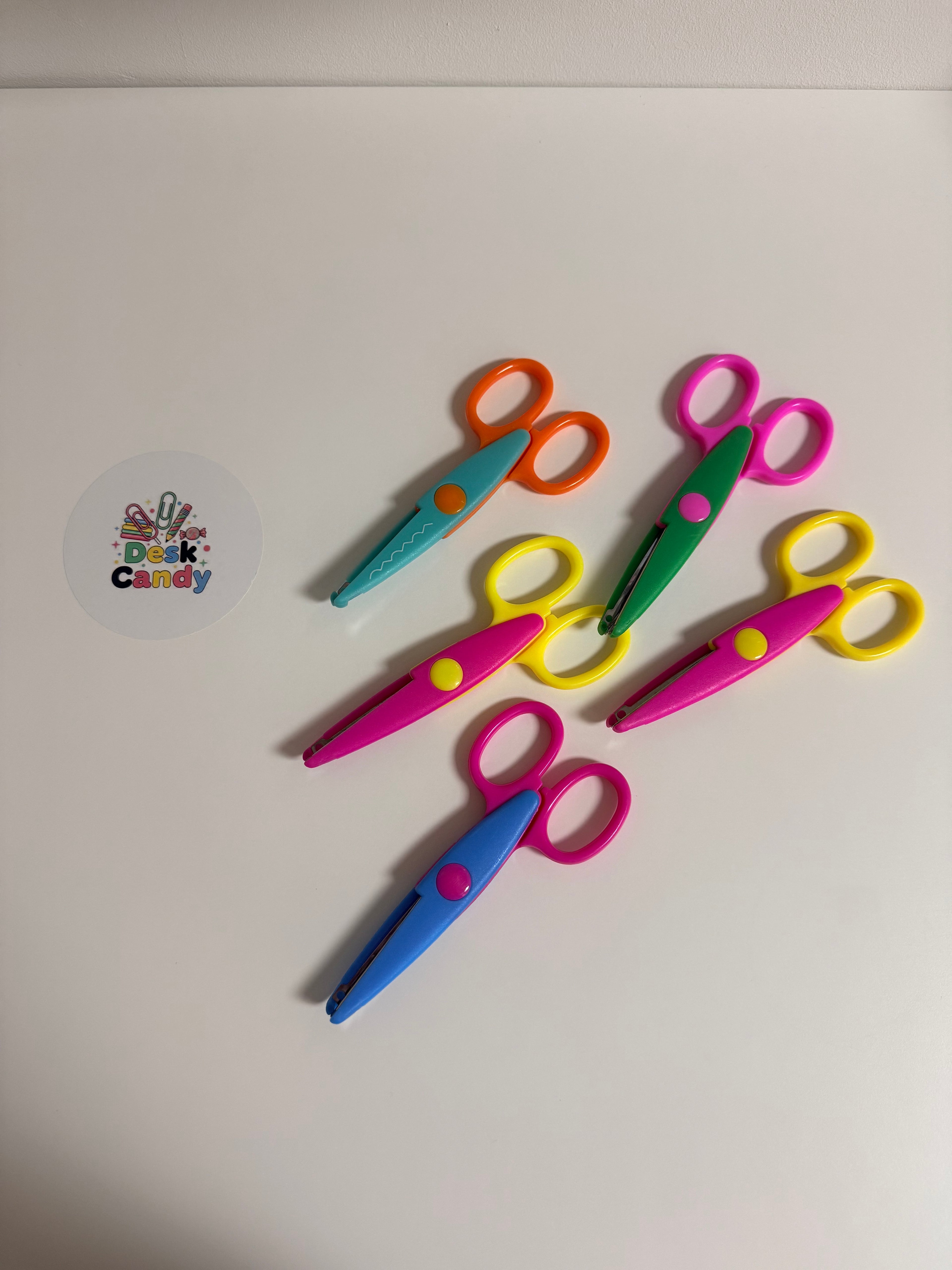 Creatieve kinderscharen in vrolijke kleuren op witte achtergrond