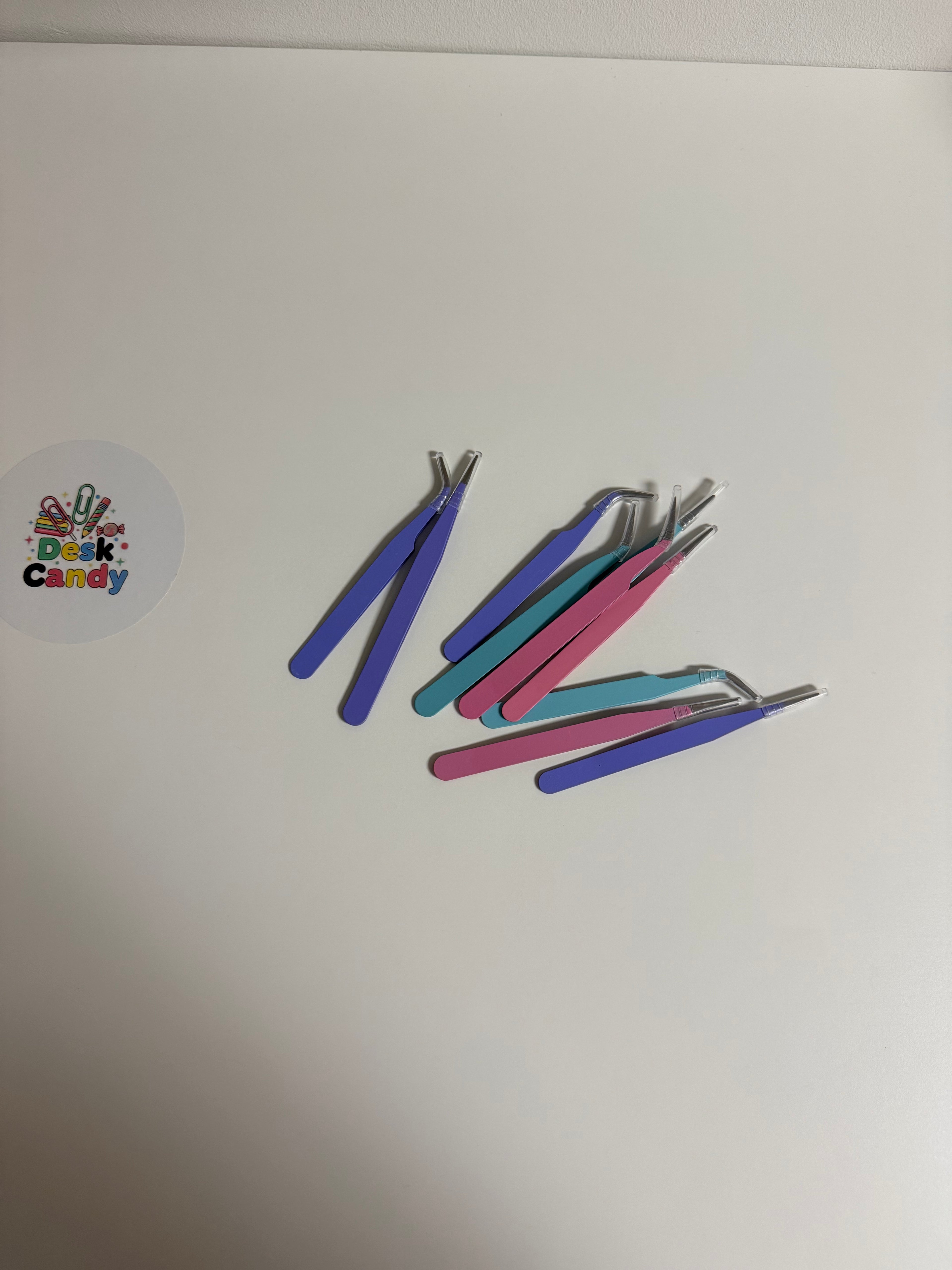 Creative Tweezers in pastelkleuren op witte achtergrond