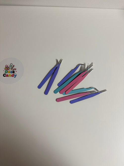 Creative Tweezers in pastelkleuren op witte achtergrond